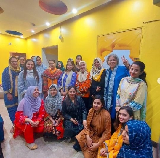 First few positions filled: HR Ways set up a first mini office.